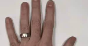 白紙の上に置かれた手