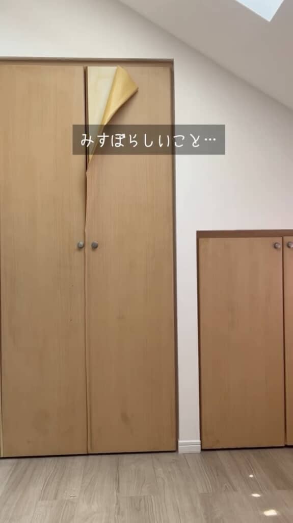 シートが剥がれてきたクローゼットの扉