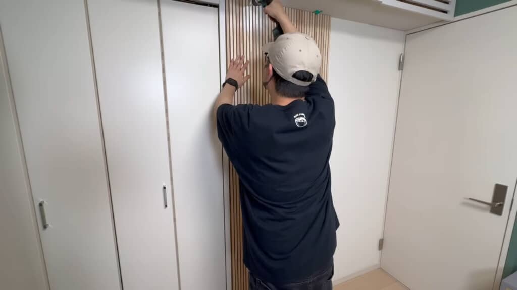 スラットウォールを壁に取り付けます