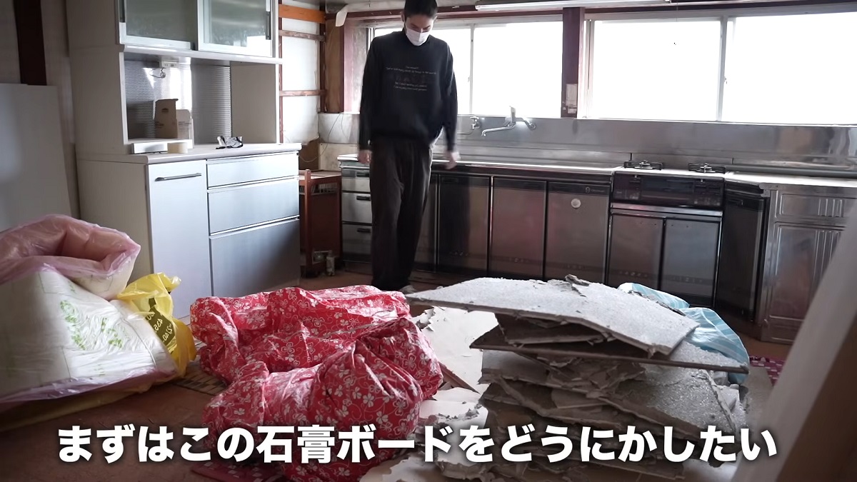 ばあちゃん家の汚すぎる台所→オシャレな孫がDIYすると……“寝っ転がれる”まさかの完成形に「めっちゃ良い！」「すごいなあ」（1/3） | リフォーム・リノベーション・DIY ねとらぼ