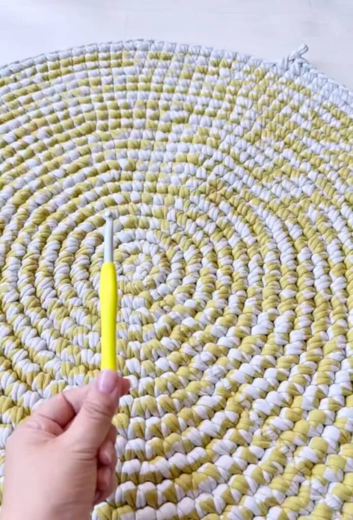 小さい円からコツコツと編んでいきます