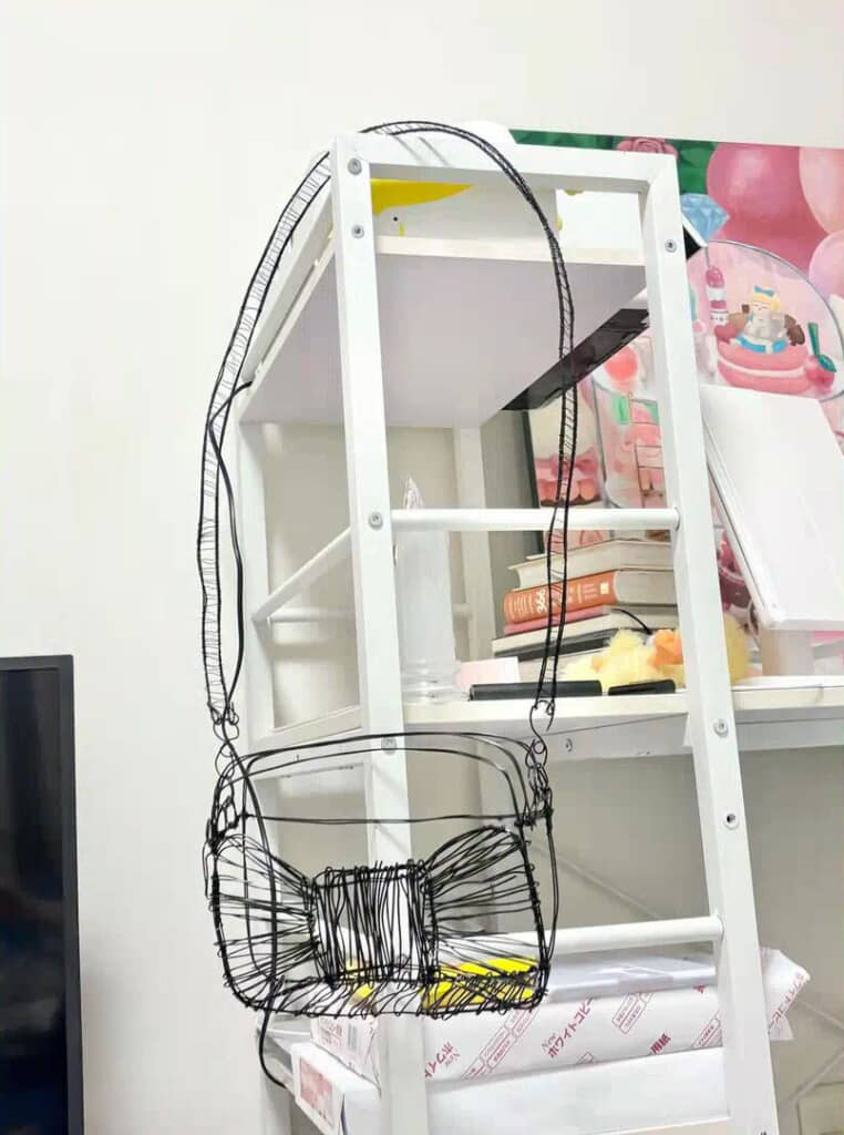 写真に直接描き込んだようにも見えるけど、本当に作品をかけただけ