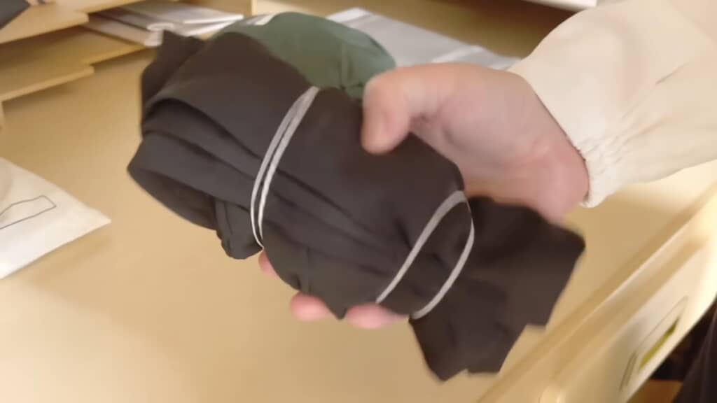 服はくるくる巻いてからしばるとコンパクトに