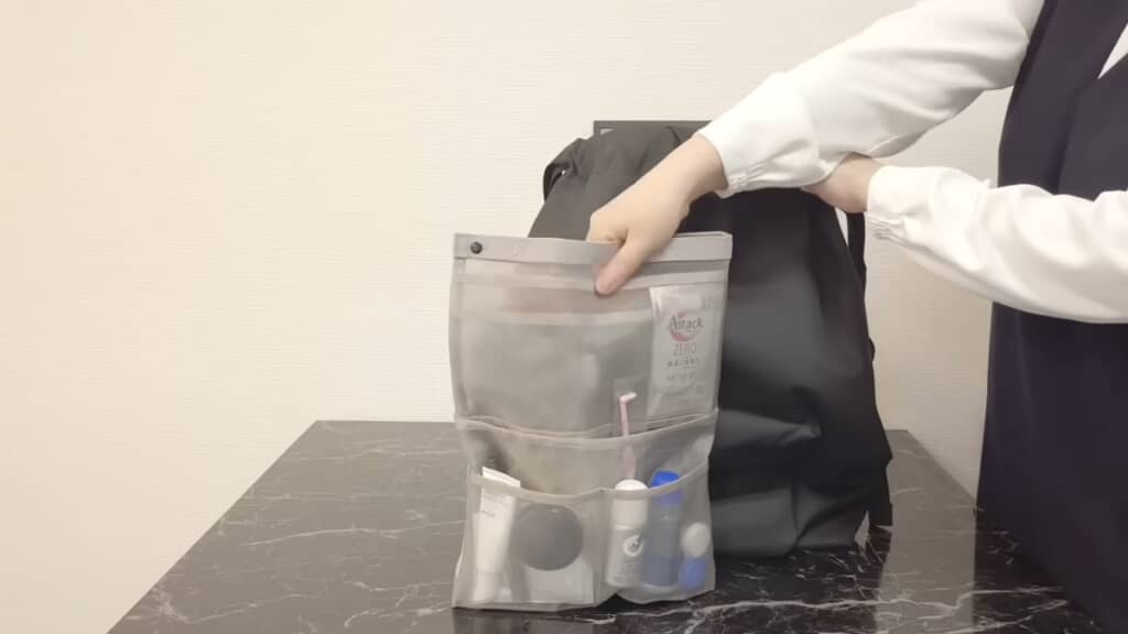 バックインバックに入れた荷物をリュックサックに入れる