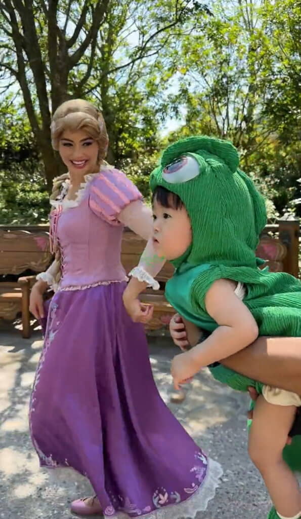 パーク内を一緒に歩きます