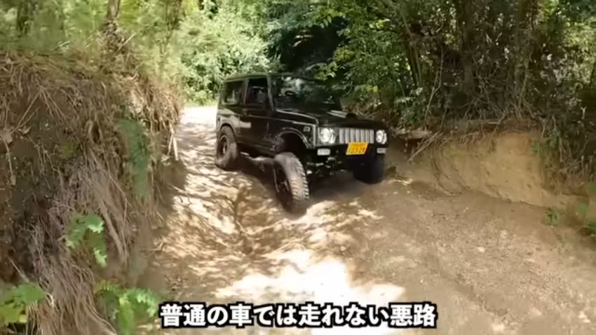 塗装を変えただけのジムニーで山道を走る