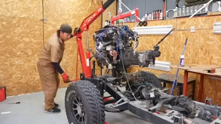 むき出しになったエンジンをつり上げる