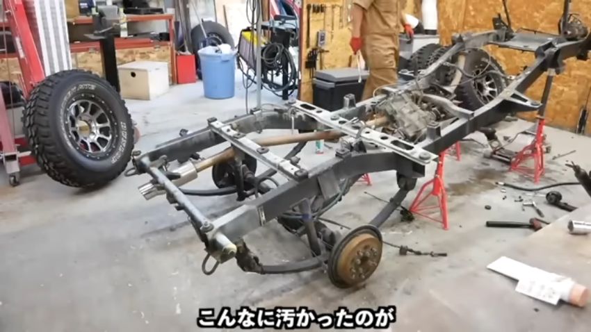 汚れて一部のパーツがゆがんでいるジムニーのシャーシ