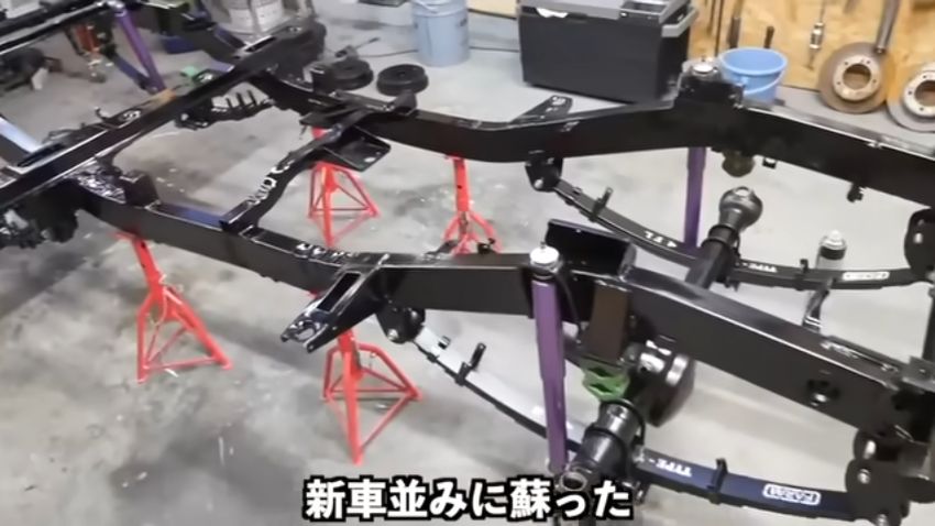 修理と塗装によりピカピカになったジムニーのシャーシ