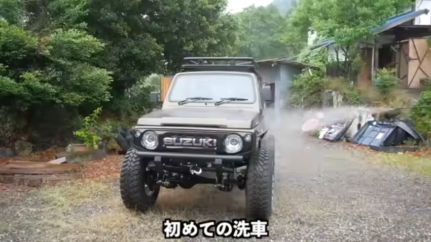 レストアしたジムニーを洗車する様子