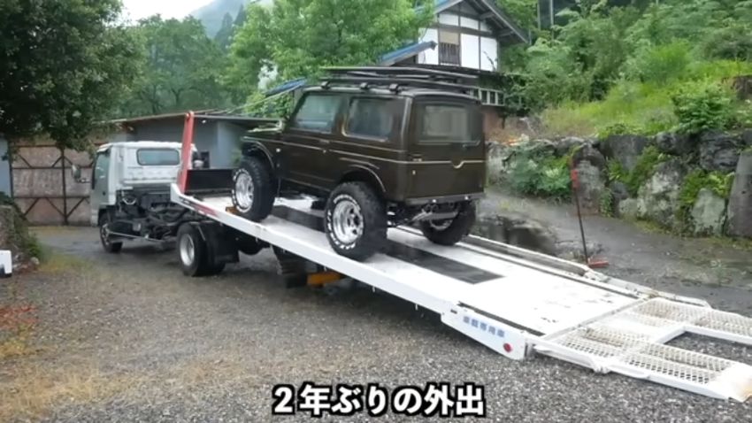 輸送するべくジムニーを荷台に載せる