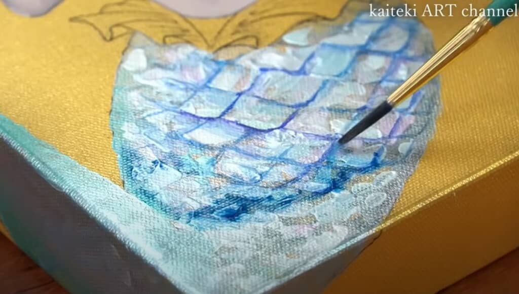 ウロコを描いています