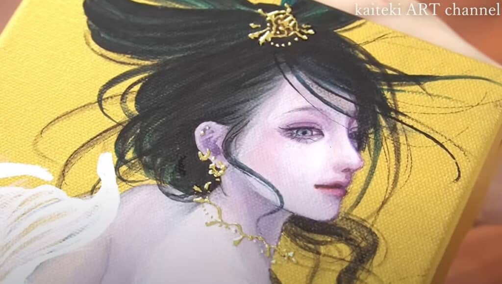 透明感のある肌と豊かになびく黒髪