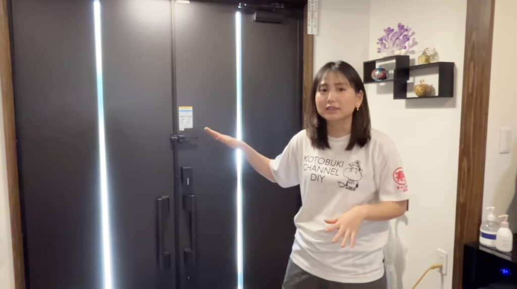 直結するリビングから撮った玄関
