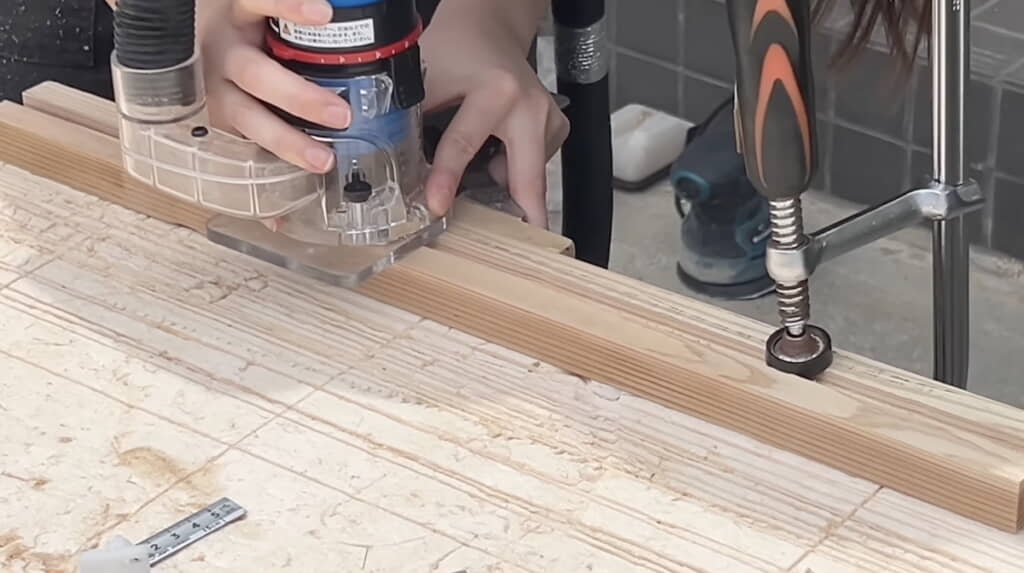 トリマーでガイドピンが通る溝を彫る
