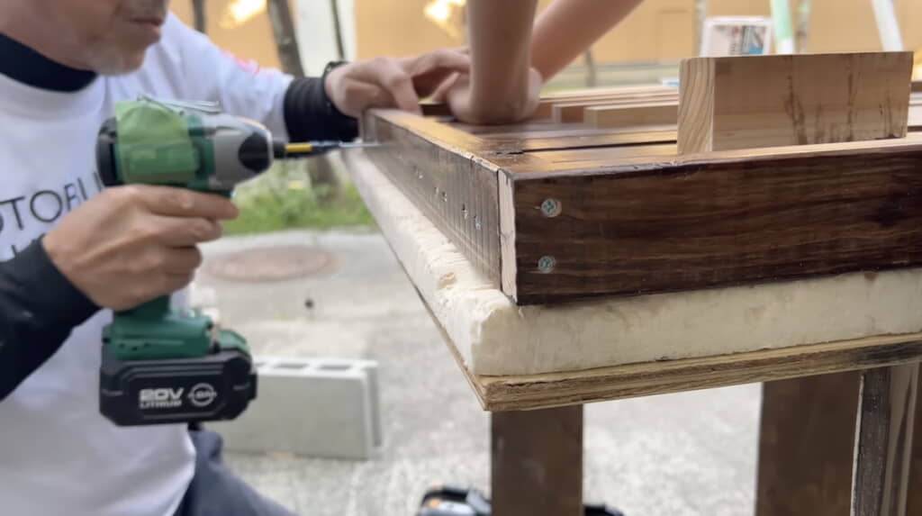 縦格子部分をねじ止め
