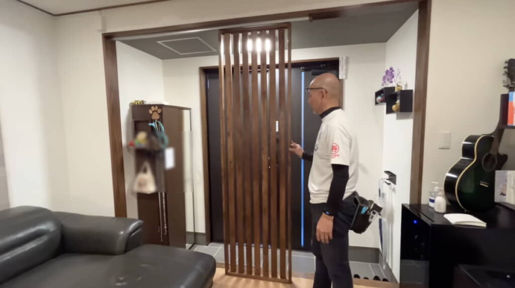 引き戸を動かしてみる父・すけさん
