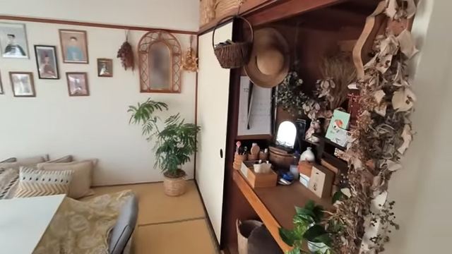 ダイニングを挟んで寝室の反対側にある和室。押し入れが「見せるインテリアスペース」になっています