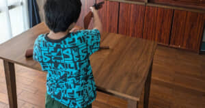 銃を構える息子