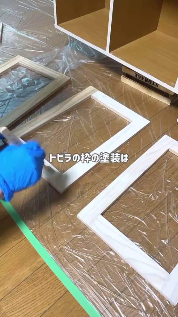 扉の表面を白く塗装