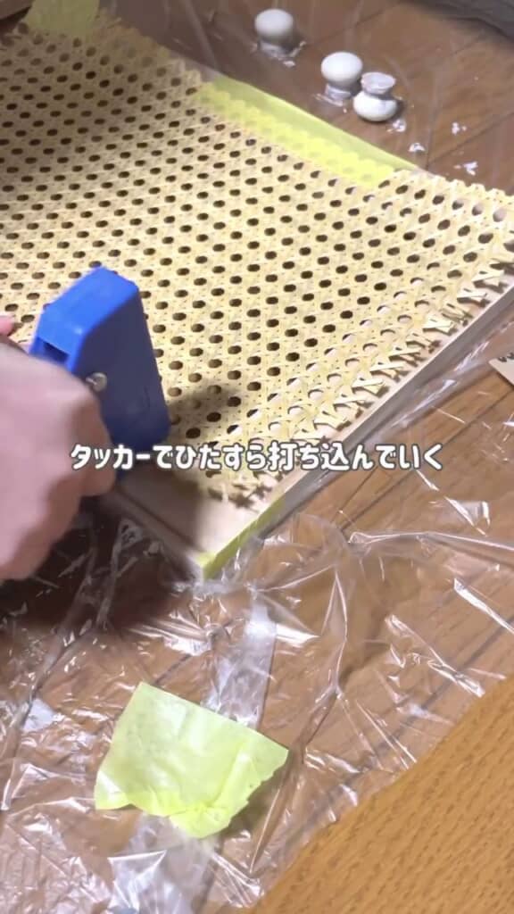 ラタンシートを木枠に張り付ける作業