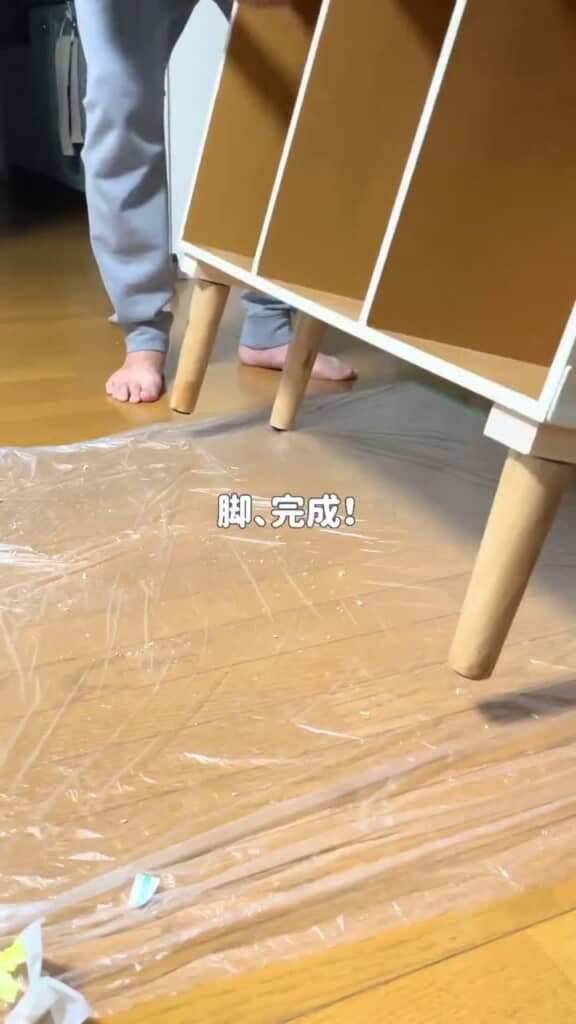 間に木材を挟んだ状態で取り付けたキャビネットの脚