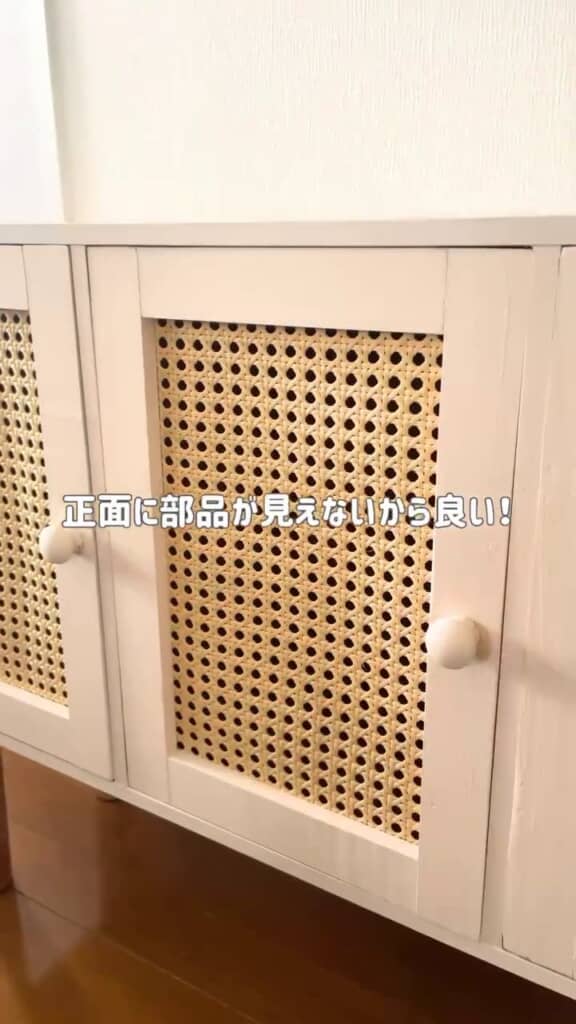 部品が目立たない蝶番を付けたキャビネットの扉