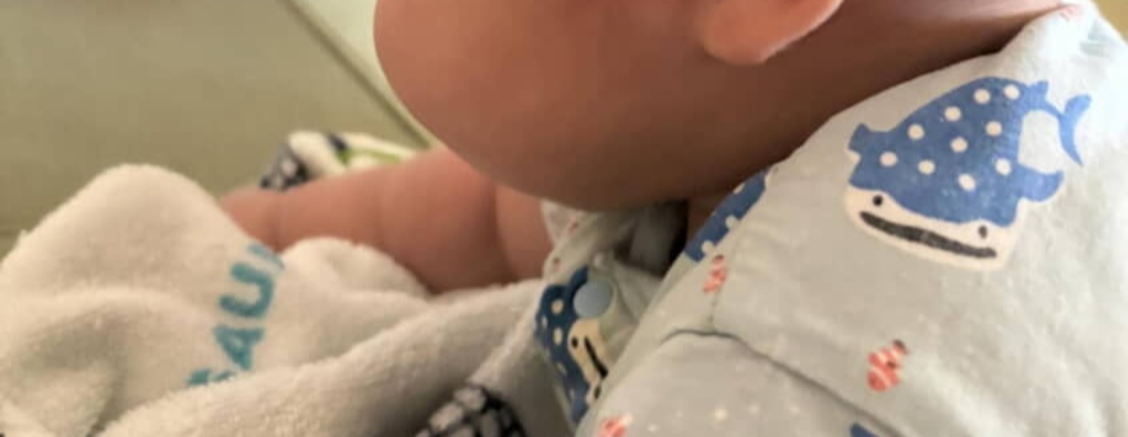 生後5カ月の赤ちゃん、“盗撮”されていることに気づいて振り返ると……　まさかの光景に「やばっ！」「胸えぐられた」（1/3） | 育児 ねとらぼ