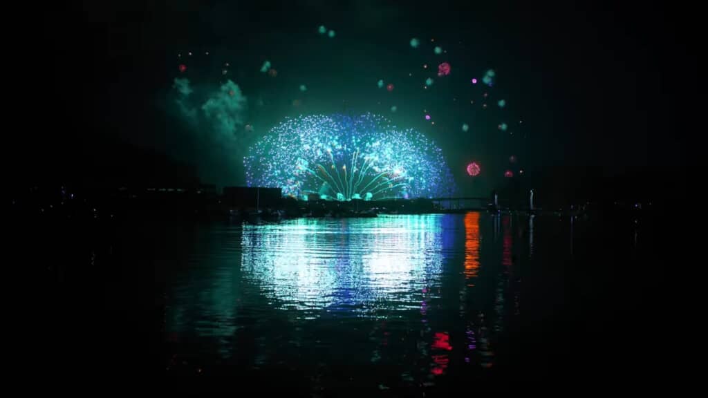 始めに下側に花火が出てきて……