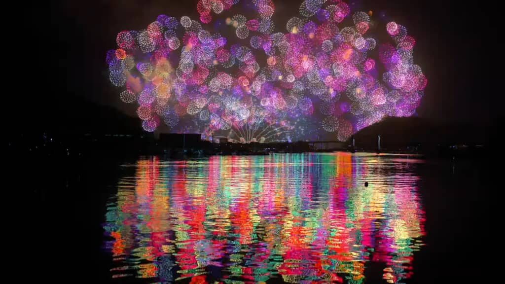 そのさらに上に鮮やかな花火が！