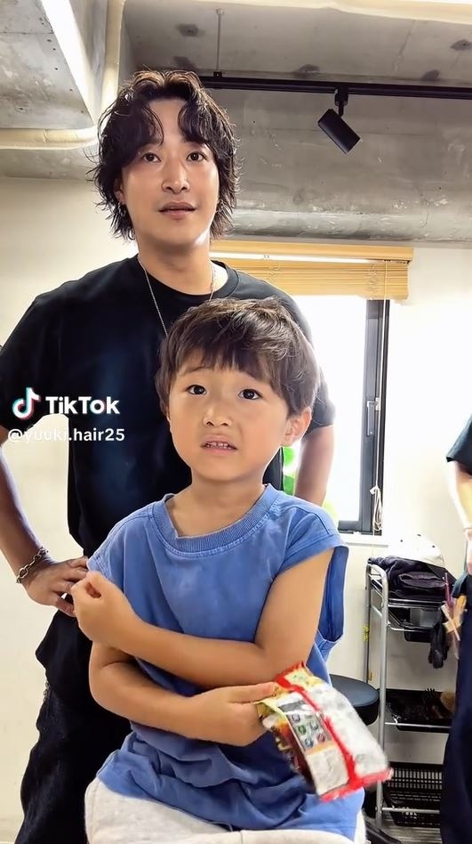 『ドラゴンボール』に憧れる息子くんを美容師のパパがカットすると……？
