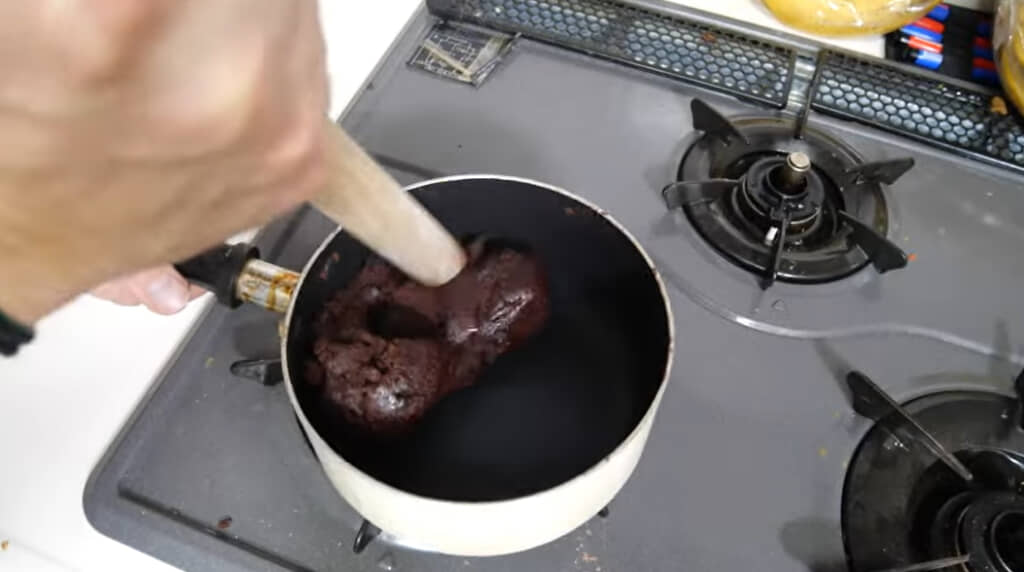 ココアをすりこぎで潰す