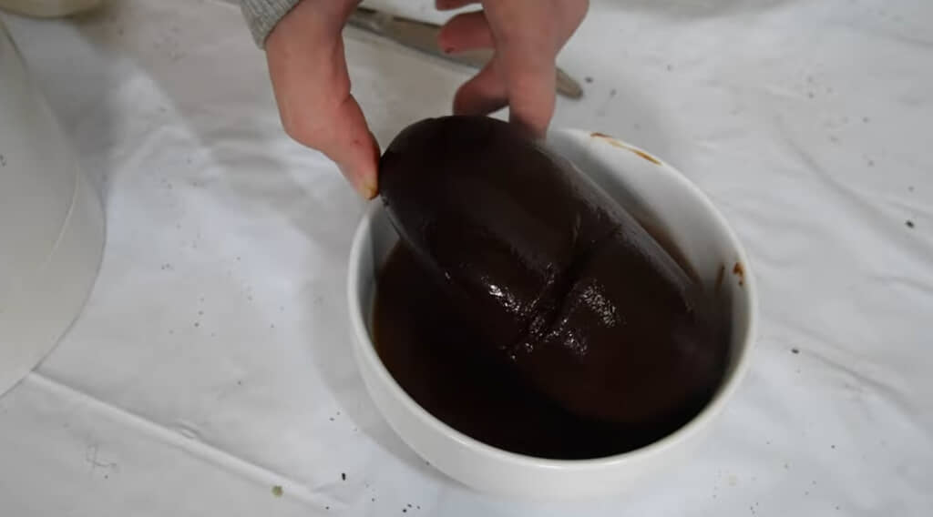 お湯をかけて溶かす