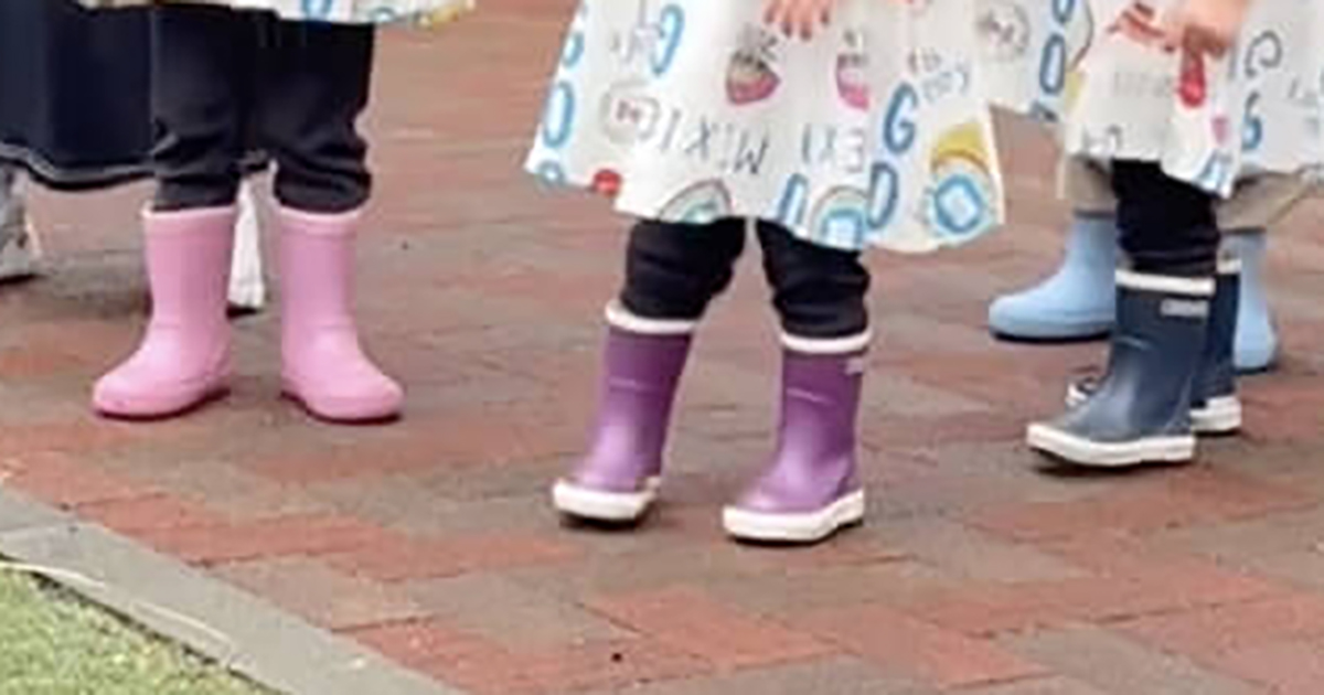 “W双子”の4児ママ、雨の日の送迎で使うのは「これが正解」　“便利アイテム”が130万再生「確かに楽だ」（1/2） | 育児 ねとらぼ