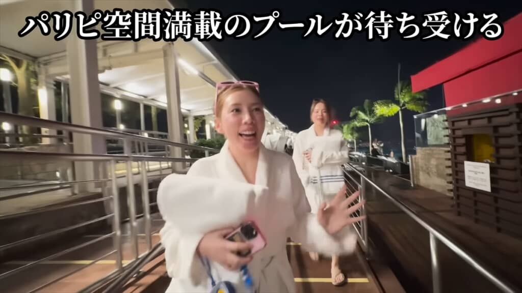 マリーナベイ・サンズのインフィニティプールを楽しむ仲里依紗