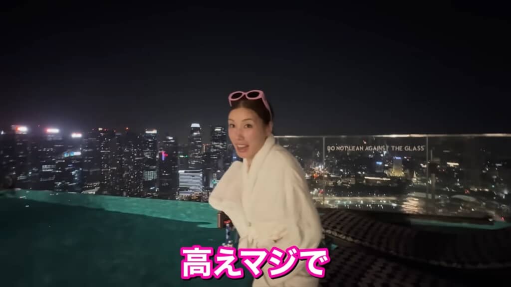 マリーナベイ・サンズのインフィニティプールを楽しむ仲里依紗