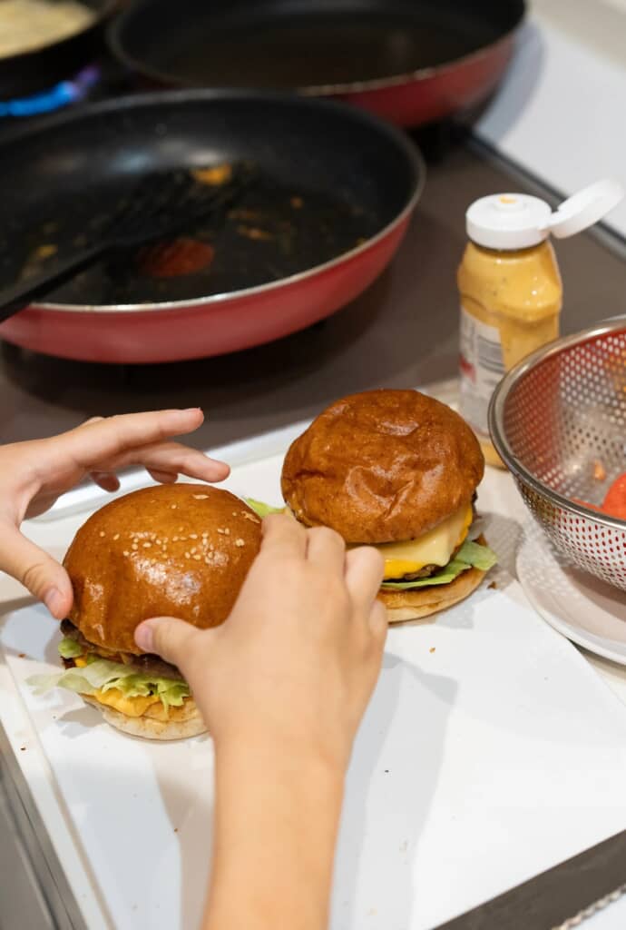 慎重にバンズを乗せる様子