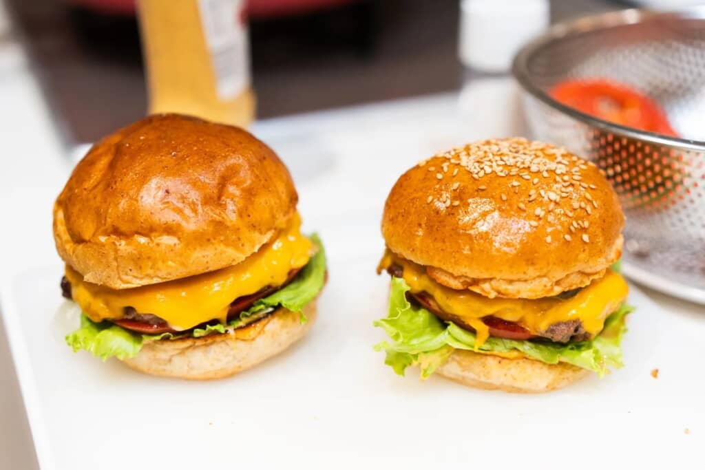 完成したハンバーガー。おいしそう……！
