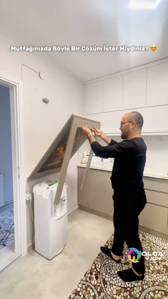 持ち上げると……