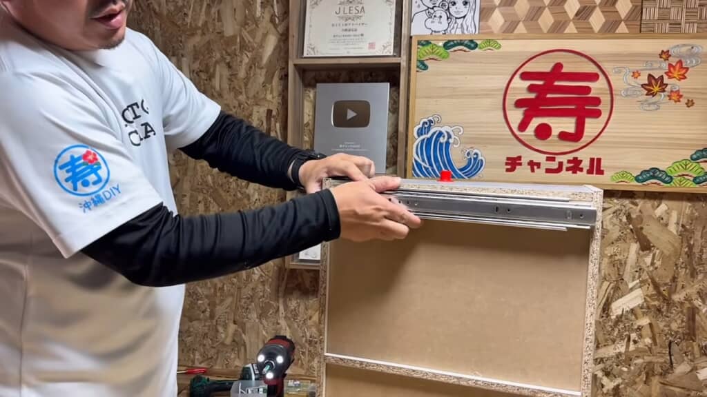 カラーボックスにスライドレールを設置