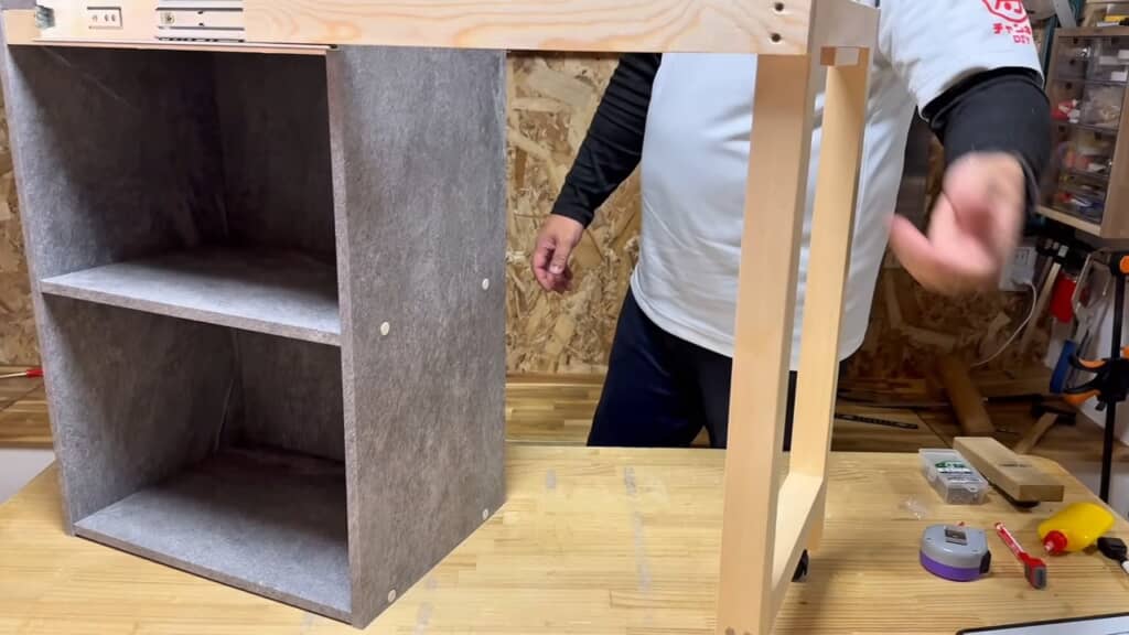 キャスターつきの可動式の脚