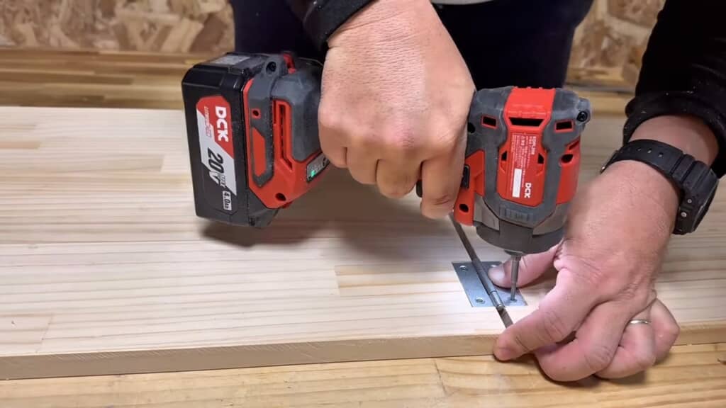 天板を蝶番を使って固定