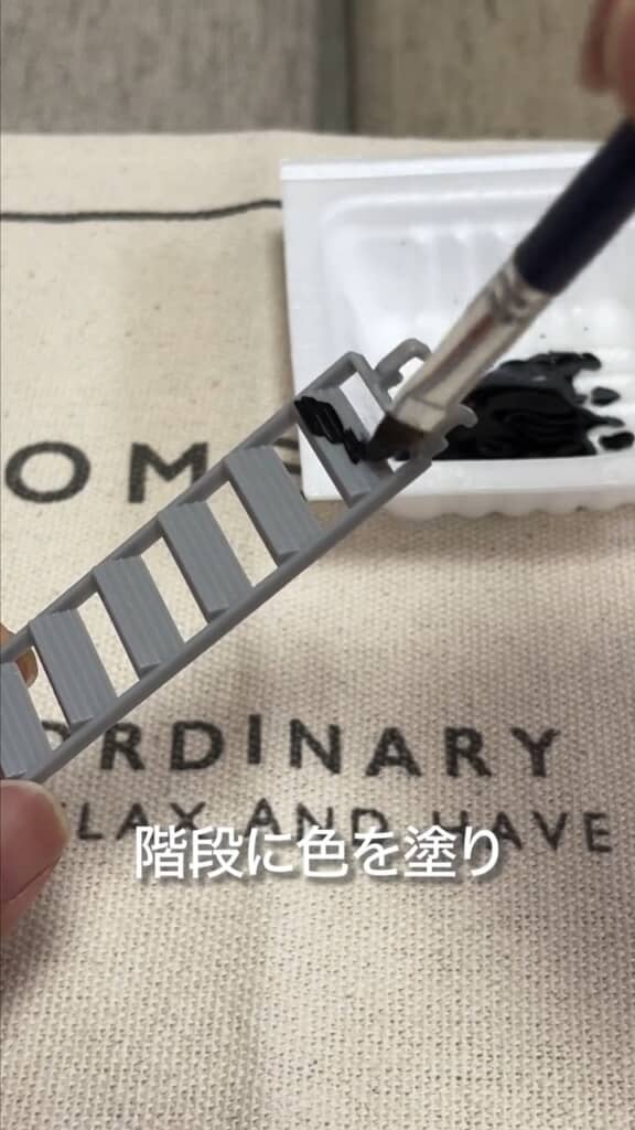 素材はプラモなどに用いられるポリスチレン。ダイソーで売っているアクリル絵の具と筆でも塗れます