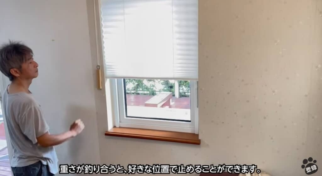 重さが釣り合うと好きなところで止めることができます