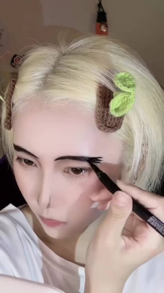 黒のアイシャドーで童磨の眉毛を描きます