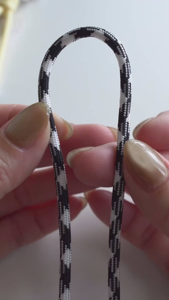 40センチのパラコードを用意