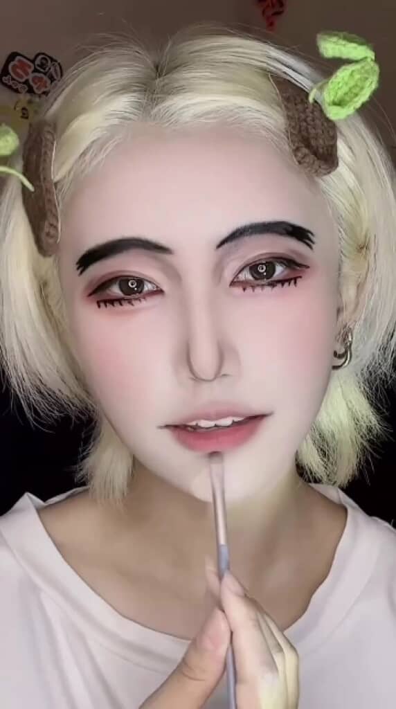 唇の輪郭を取り、頬にチークも乗せました