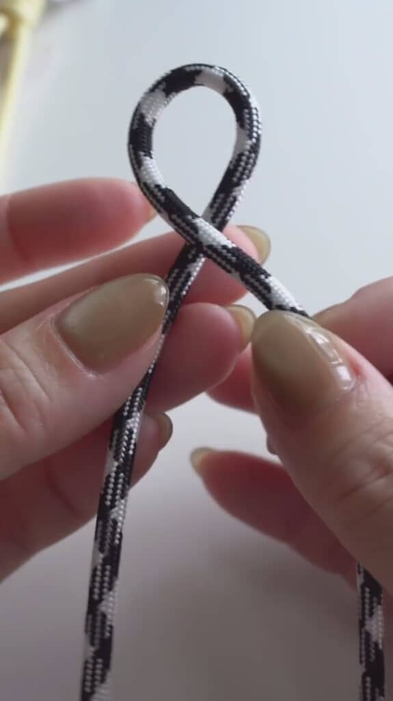 パラコードをクロスさせる