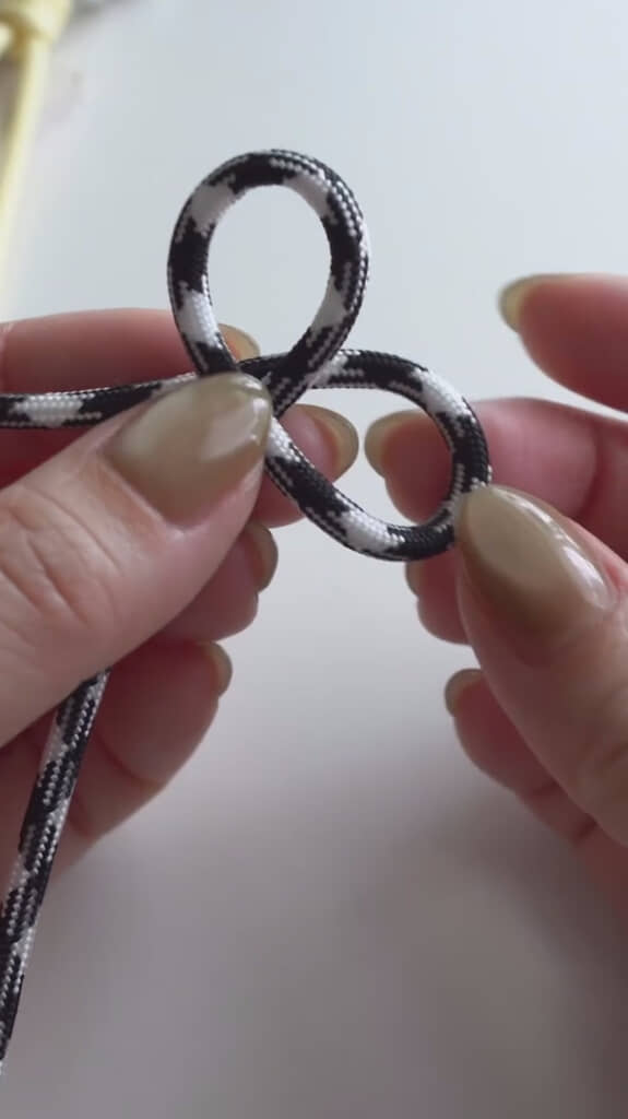 ふたつの輪を作って……