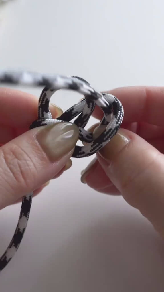 片方の輪に余っている部分を通す